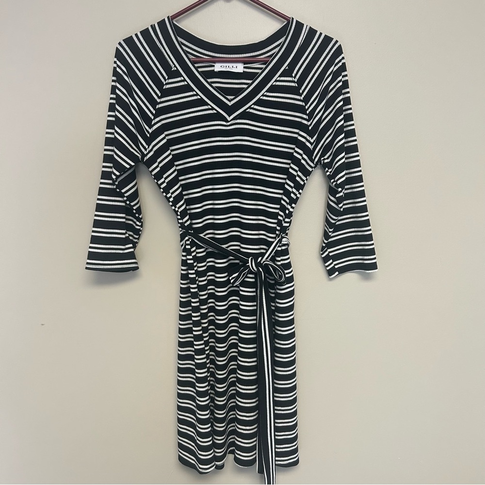 Gilli Poshmark black & white striped v-neck knit‎ dress tie belt Medium Petite
